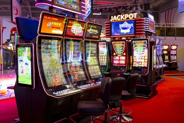 Live dealer Domino QQ table at tarungtoto with multi-camera view